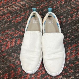 Toms travel light slip on shoes in a size 9 1/2